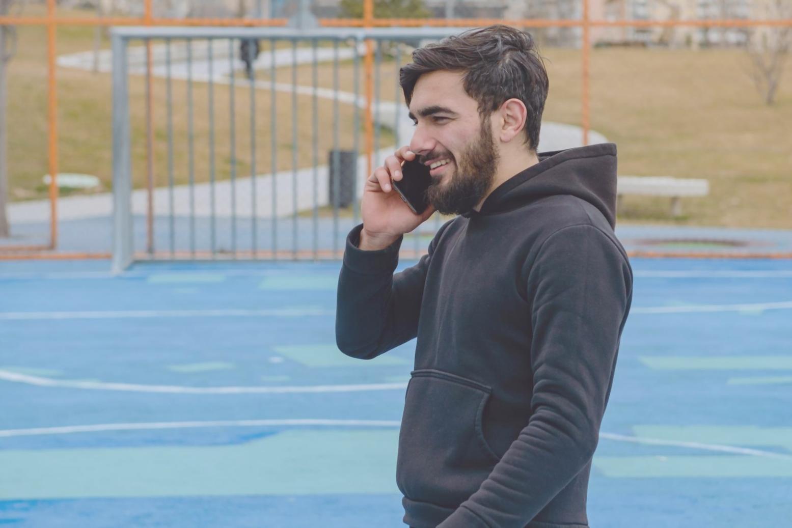 Atleta ejecutando rutina de gimnasia artística en instalaciones profesionales